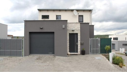 LOMAX Reference – Sectional doors