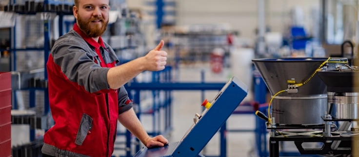 Worker at the LOMAX garage door production site